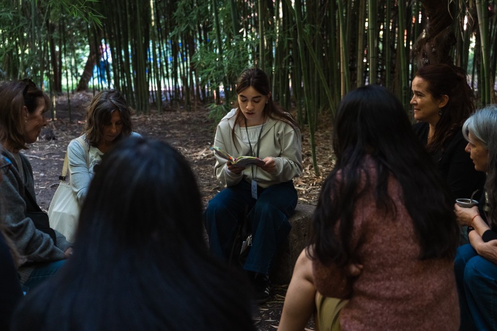 Círculo de lectura al aire libre con un grupo de personas